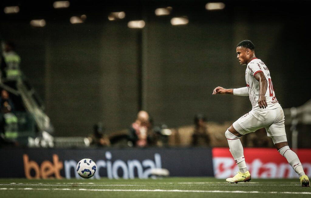 Imagem do jogador Nathan Mendes em ação pelo Bragantino. Foto de Ari Ferreira/Red Bull Bragantino