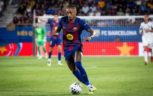 Imagem do jogador Raphinha em ação pelo Barcelona. Foto: Dani Aznar/FC Barcelona