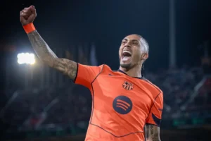 Imagem do jogador Raphinha comemorando gol pelo Barcelona. Foto: Barcelona/Instagram