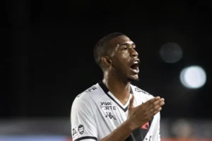 Imagem do jogador Rayan comemorando gol pelo Vasco. Foto: Matheus Lima/Vasco
