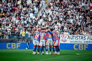 Time do Fortaleza comemorando gol. Foto: Mateus Lotif/FEC