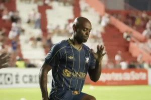 Imagem do jogador Vagner Love em aquecimento pelo Retrô. Foto: retrofcbrasil/Instagram