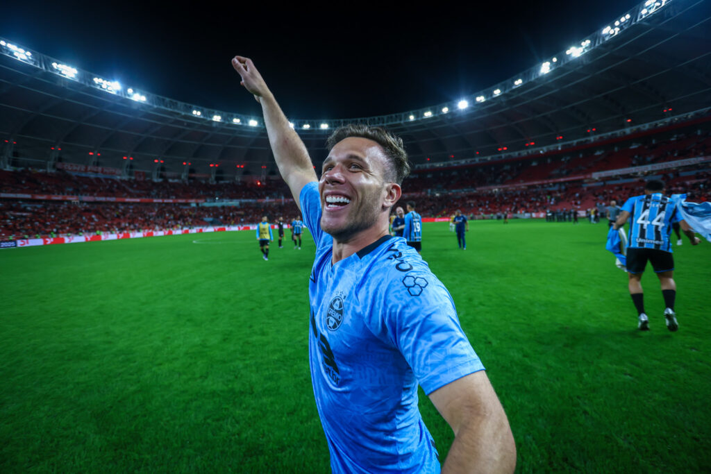 Imagem do jogador Arthur comemorando vitória pelo Grêmio. Foto: Lucas Uebel/Grêmio FBPA