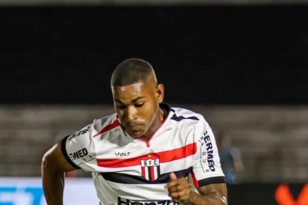 Imagem do jogador Jefferson Nem em ação pelo Botafogo-SP. Foto: Botafogo-SP/Instagram