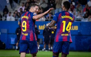Imagem dos jogadores Lewandowski e Rashford comemorando gol pelo Barcelona. Foto: Dani Aznar/FC Barcelona