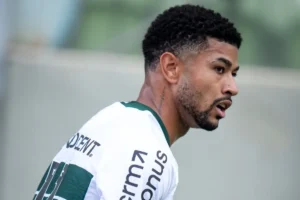 Imagem do jogador Lucas Ronier em ação pelo Coritiba. Foto: JP Pacheco | Coritiba