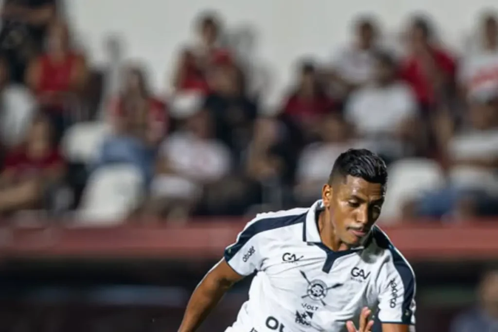 Imagem do jogador Pedro Rocha em ação pelo Remo. Foto: Raul Martins / Remo