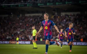 Imagem do jogador Robert Lewandowski comemorando gol pelo Barcelona. Foto: Marc Graupera/FC Barcelona