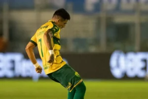 Imagem do jogador Alejandro Martínez em ação pelo Cuiabá. Foto: AssCom Dourado