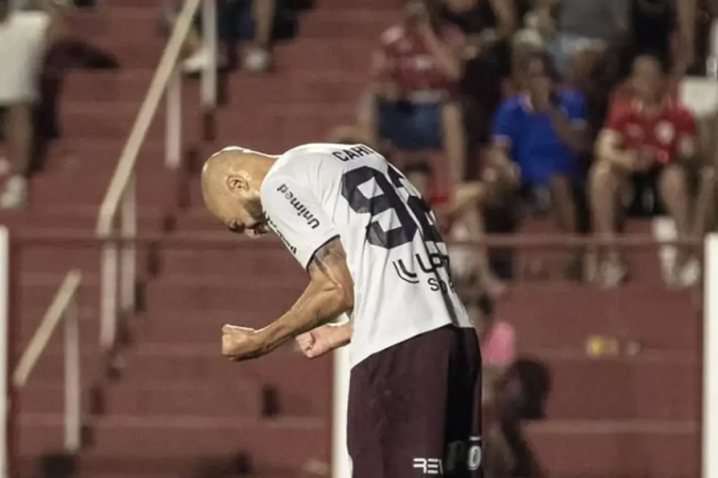 Imagem do jogador Carlão comemorando gol pelo Ferroviária. Foto: Luis Miguel Ferreira/Ferroviária SAF