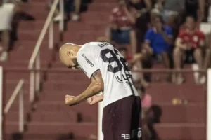 Imagem do jogador Carlão comemorando gol pelo Ferroviária. Foto: Luis Miguel Ferreira/Ferroviária SAF