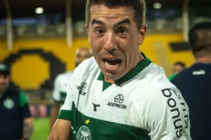 Imagem do jogador Carlos de Pena comemorando gol pelo Coritiba. Foto: JP Pacheco | Coritiba