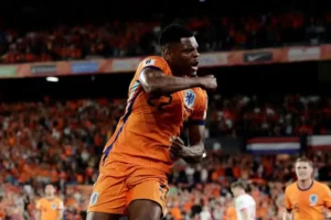 Imagem do jogador Denzel Dumfries comemorando gol pela Holanda. Foto: Holanda/Instagram
