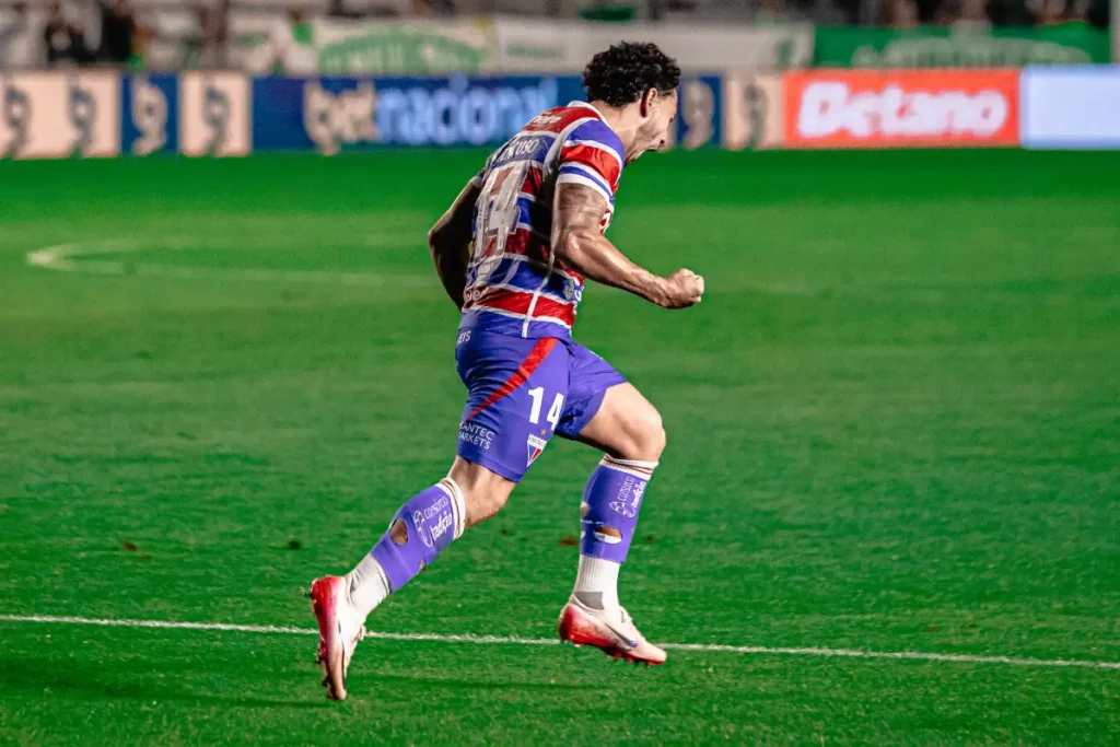 Imagem do jogador Eros Mancuso comemorando gol pelo Fortaleza. Foto: Matheus Amorim/FEC