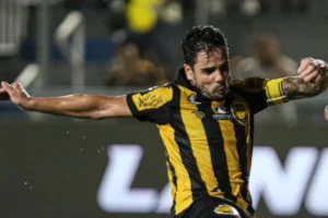 Imagem do jogador Henrique Almeida em ação pelo Amazonas. Foto: João Vitor Normando/AMFC