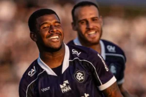 Imagem do jogador Jaderson Flores comemorando gol pelo Remo. Foto: Raul Martins / Remo