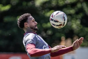 Imagem do jogador Junior Todinho em treino pelo Vila Nova. Foto: Roberto Correa / Vila Nova FC