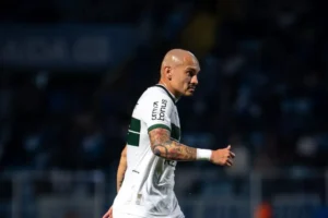 Imagem do jogador Maicon Roque em ação pelo Coritiba. Foto: JP Pacheco | Coritiba