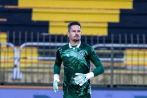 Imagem do goleiro Tadeu em aquecimento pelo Goiás. Foto: Goiás/Instagram