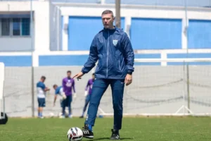 Imagem do técnico Vinicius Bergantin em treino pelo Avaí. Foto: Lucas Rhamon/@avaifc