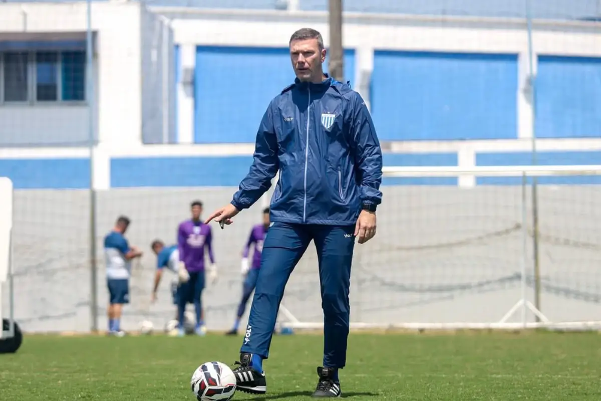 Avaí x Volta Redonda ao vivo (08/10): onde assistir, escalações e palpites