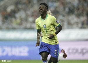 Imagem do jogador Vinícius Júnior comemorando gol pelo Brasil. Foto: Rafael Ribeiro/CBF