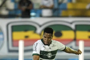 Imagem do jogador Iury Lirío em ação pelo Coritiba. Foto: JP Pacheco | Coritiba