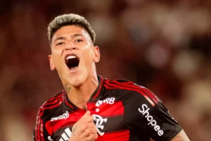 Imagem do jogador Jorge Carrascal comemorando gol pelo Flamengo. Foto: Adriano Fontes/Flamengo