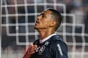 Imagem do jogador Pedro Rocha comemorando gol pelo Remo. Foto: Samara Miranda / Remo