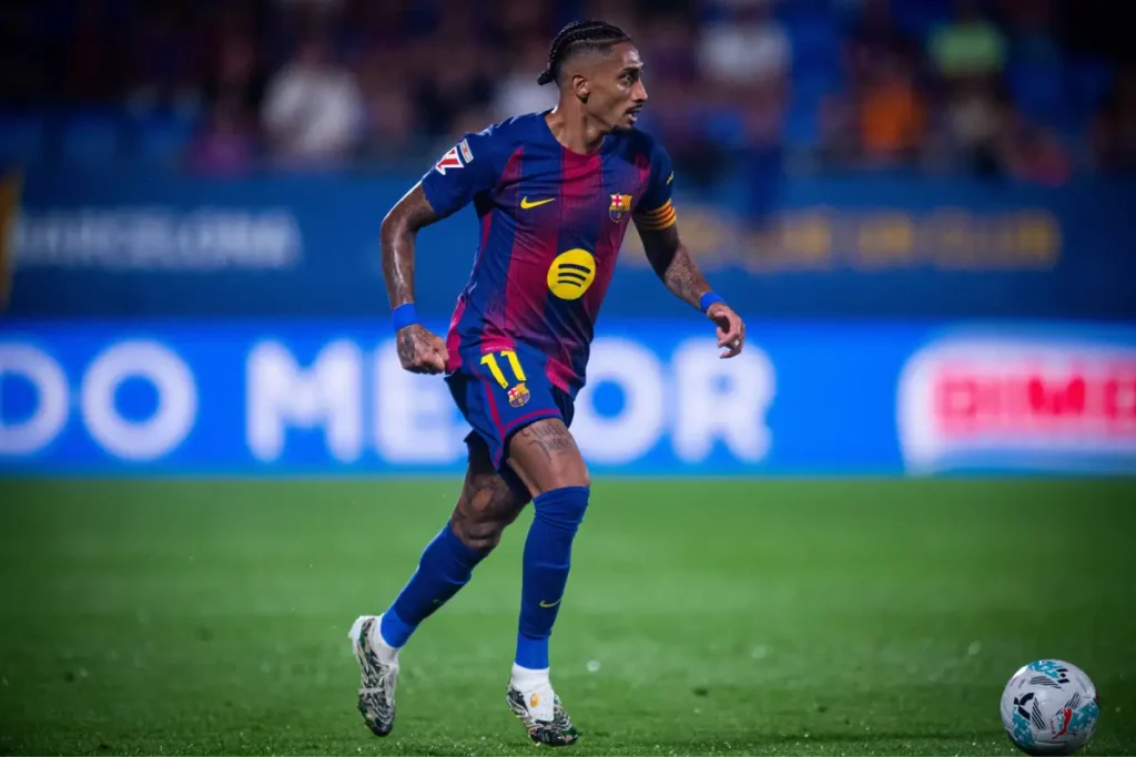 Imagem do jogador Raphinha em ação pelo Barcelona. Foto: Víctor Salgado/FC Barcelona
