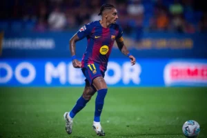 Imagem do jogador Raphinha em ação pelo Barcelona. Foto: Víctor Salgado/FC Barcelona