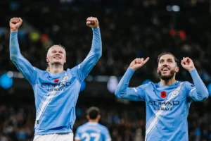 Imagem dos jogadores Rayan Cherki e Erling Haaland comemorando gol pelo Manchester City. Foto: Manchester City/Instagram