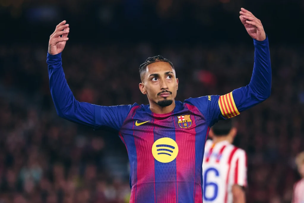 Imagem do jogador Raphinha comemorando gol pelo Barcelona. Foto: Alex Caparrós/FC Barcelona